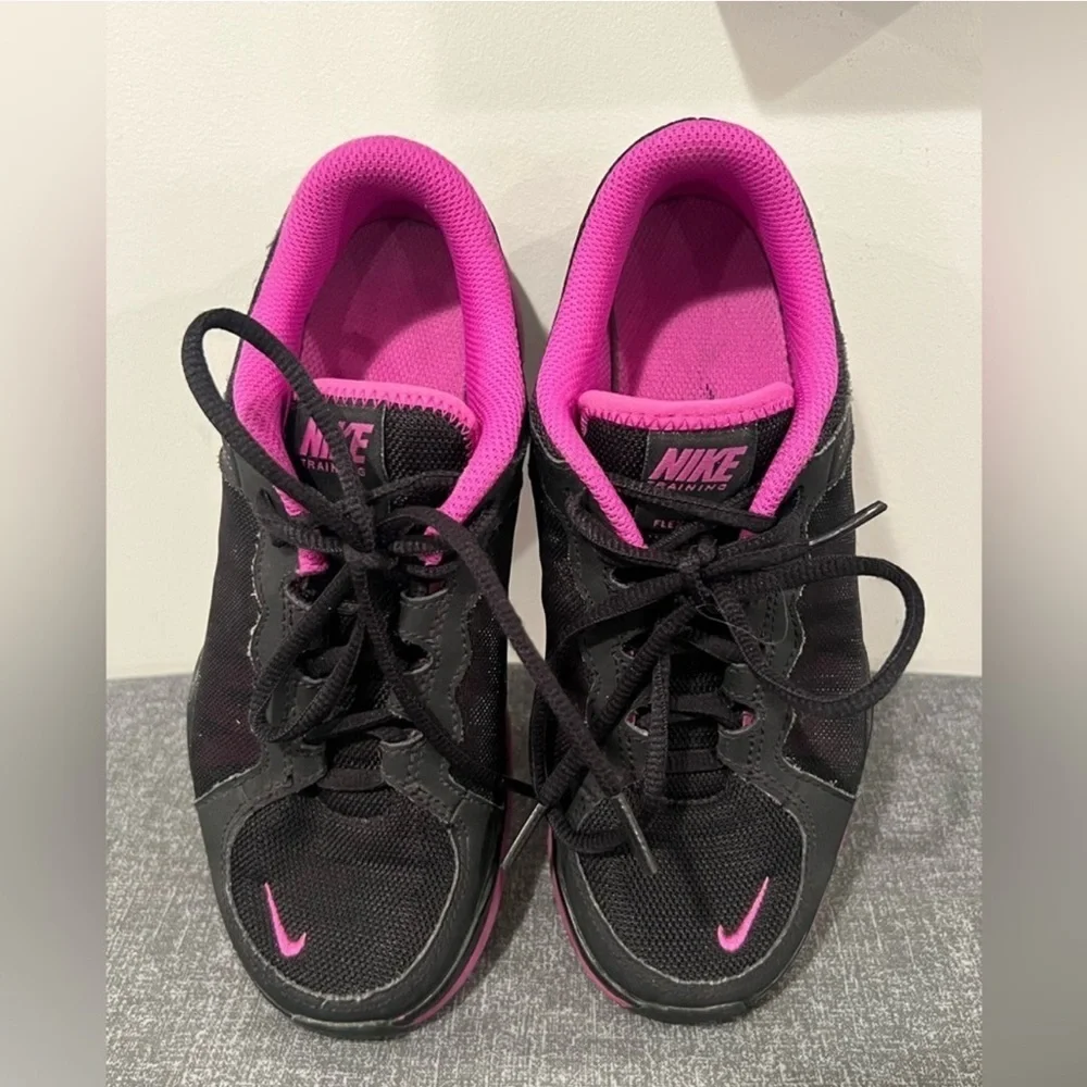 Nike flex trainer 2 - women Black Sneakers with Magenta Highlights/size 6